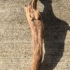 Grande branche de bois flotté en forme de totem vue 4